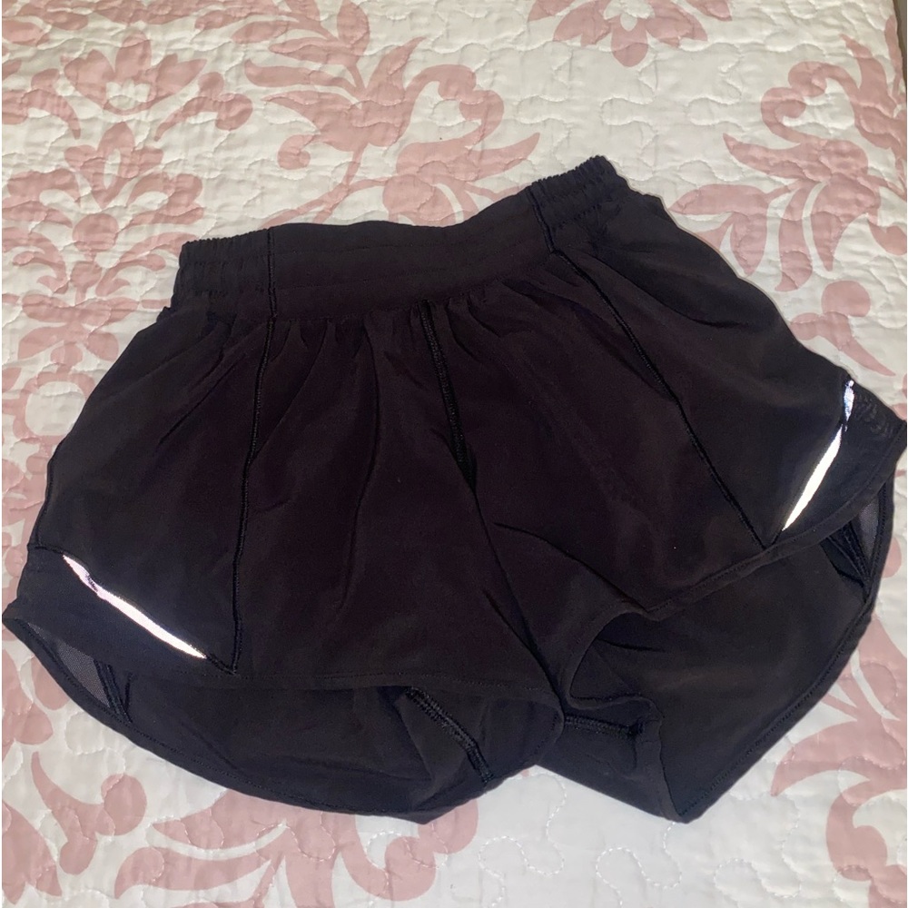 LULULEMON 4” HOTTY HOTS SIZE 2